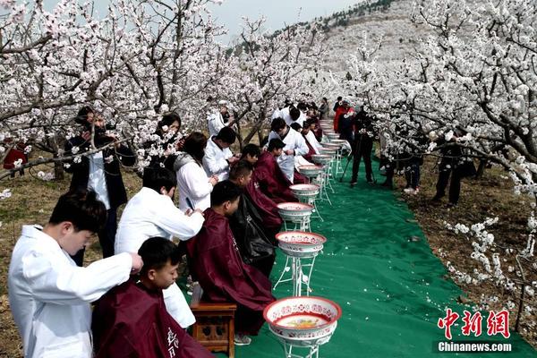 衛報：主場戰熱刺，西漢姆禁售雙拼圍巾，防止客隊球迷進入主隊區