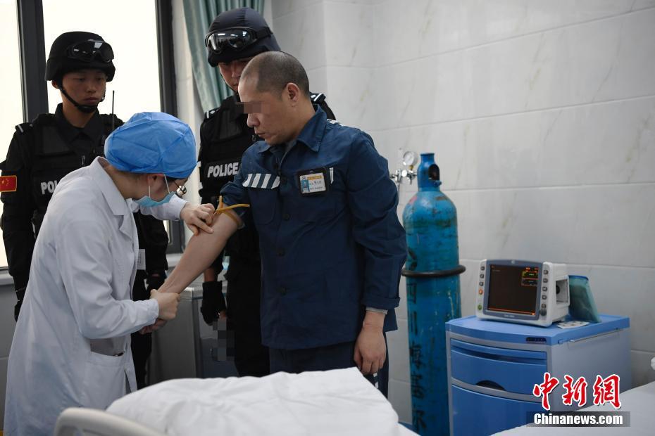 一個(gè)人每天喝多少水才健康？提醒：除了水量，還需注意水溫！