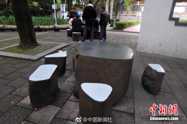 官方：羅馬租借簽下利物浦后衛(wèi)齊米卡斯